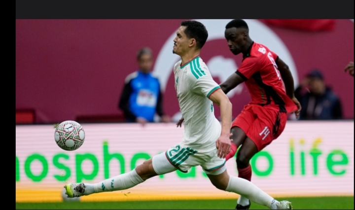 الدولي الجزائري ماندي يؤيد إقامة "الكان" كل أربع سنوات ويشيد بالملاعب المغربية