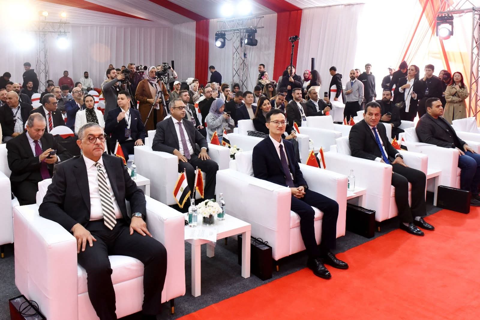 رئيس الهيئة العامة للاستثمار والمناطق الحرة يشارك في وضع حجر الأساس لقاعدة مصنع "ديلي إيجيبت" للأدوات المكتبية بمدينة العاشر من رمضان