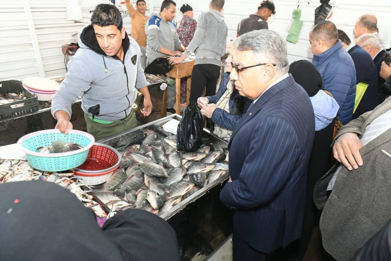 محافظ الدقهلية يتفقد المعرض الدائم للسلع الغذائية بالمنصورة