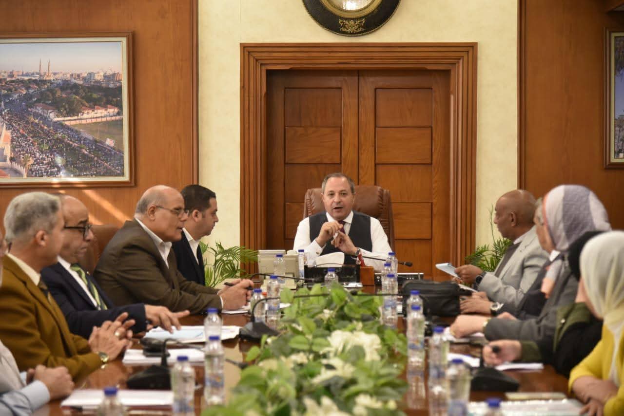 محافظ بورسعيد يتابع سير العمل بإدارات الديوان العام