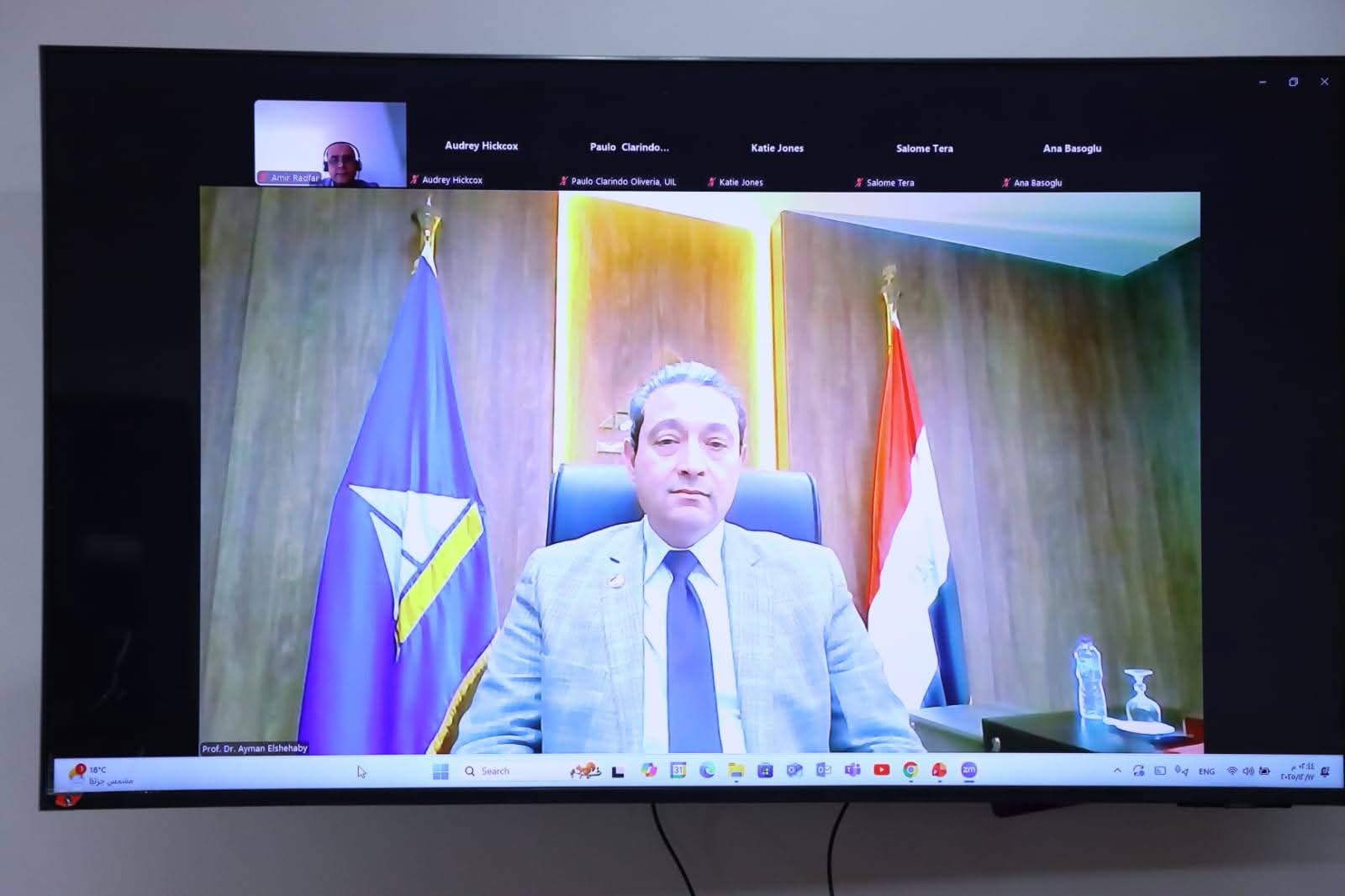 محافظ دمياط يشارك بالندوة الإلكترونية لمعهد اليونسكو لمدن التعلم حول  كسر الحواجز التعلم مدى الحياة لمجموعات متنوعة من اللاجئين والمهاجرين ويستعرض تجربة المحافظة بهذا الملف 