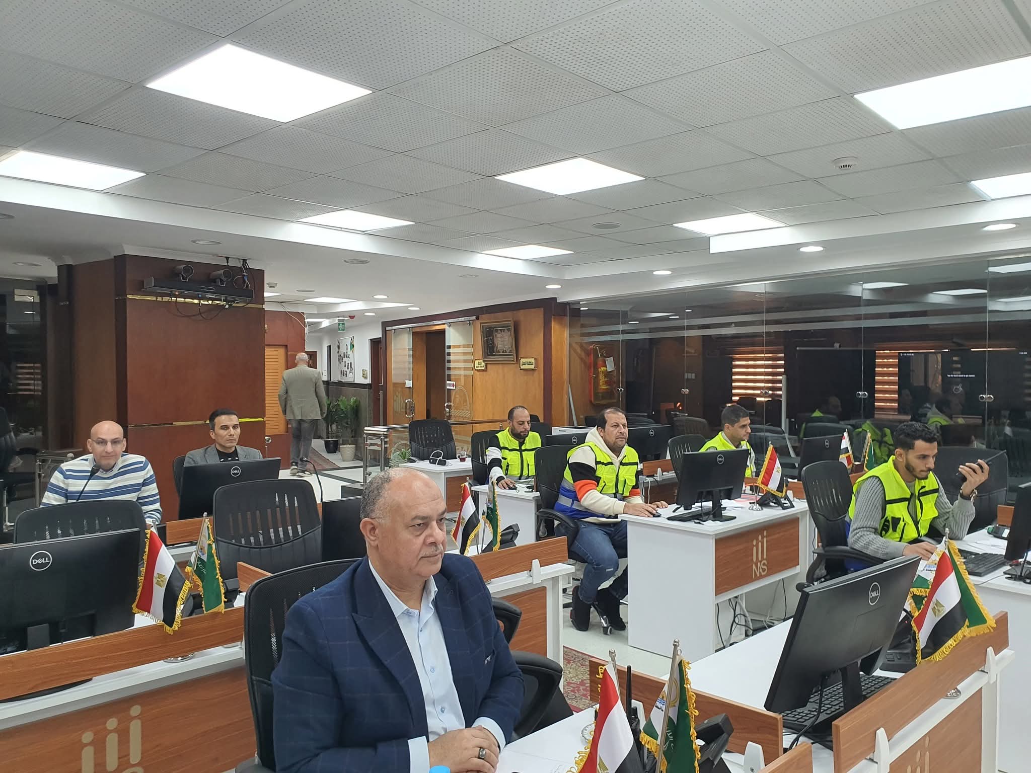 تنفيذًا لتكليفات محافظ الجيزة سكرتير عام المحافظة يتابع جهود رفع الإشغالات وكفاءة النظاقة بالانفاق وتحسين مستوى الخدمات من داخل مركز السيطرة