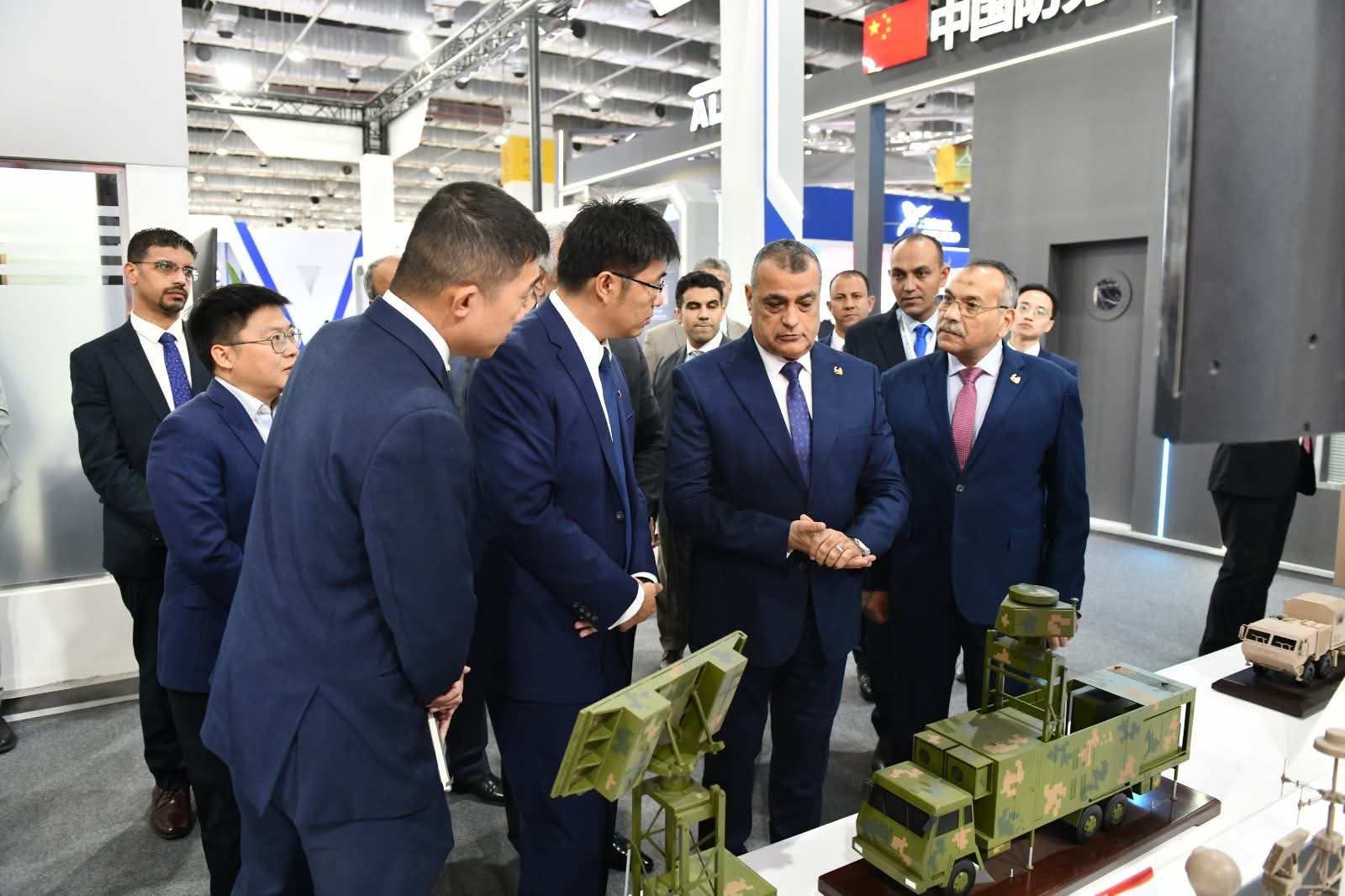 وزير الدولة للإنتاج الحربي يزور أجنحة عدد من الشركات المشاركة بالمعرض الدولي للصناعات الدفاعية EDEX 2025