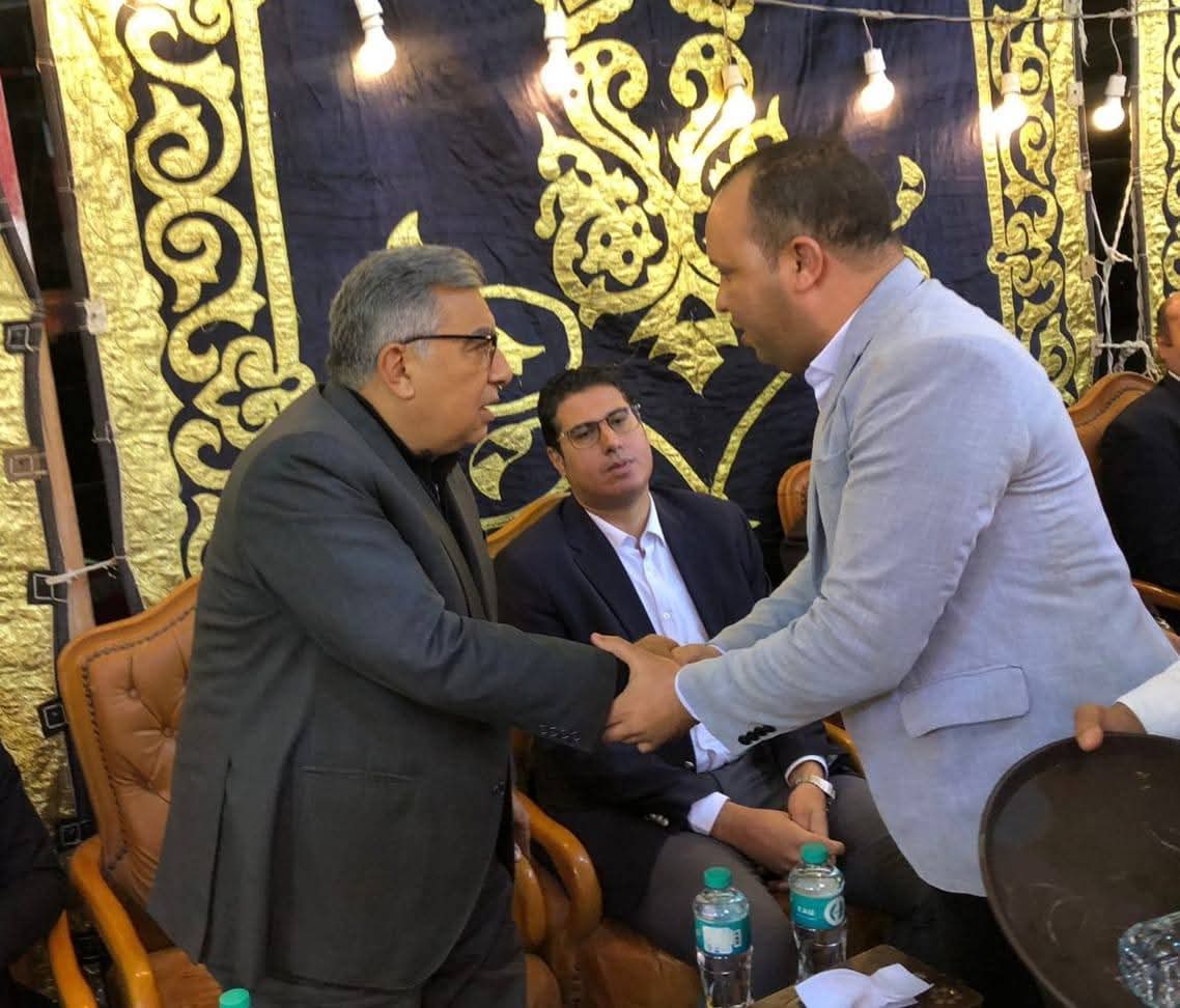 محافظ الدقهلية يُقدم واجب العزاء لأسر ضحايا حريق سوق الخواجات