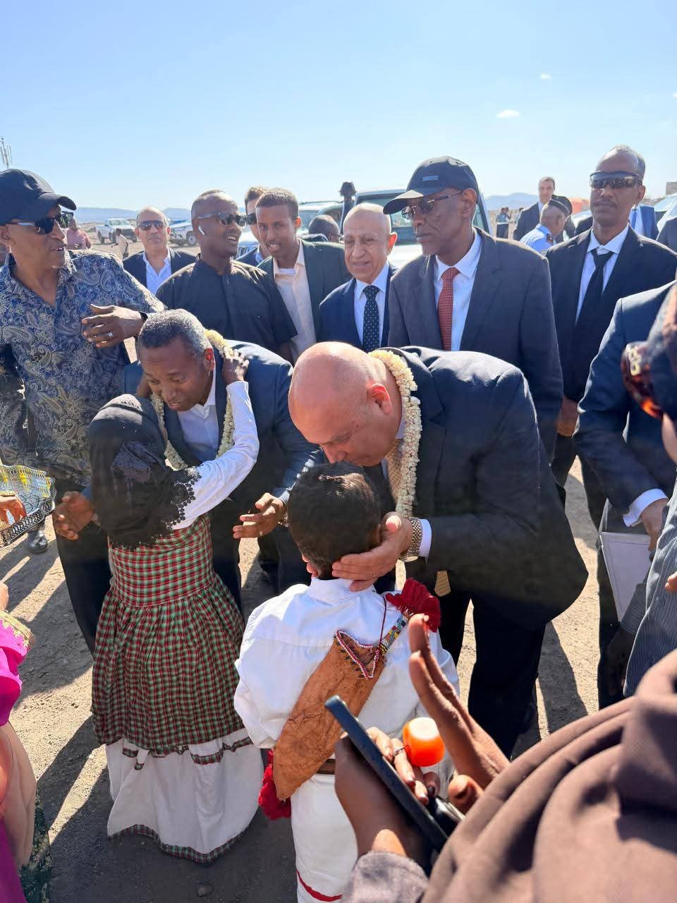 نائب رئيس مجلس الوزراء للتنمية الصناعية وزير الصناعة والنقل يفتتح محطة الطاقة الشمسية بقرية "عمر كجع" بمنطقة "عرتا" بجيبوتي