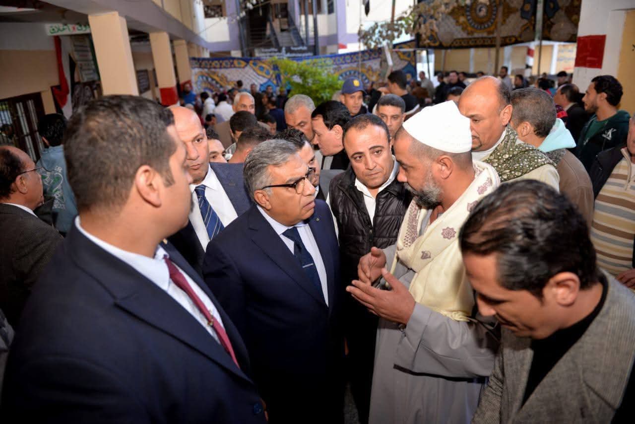 محافظ الدقهلية يلتقي المواطنين أمام اللجنة الانتخابية بمدرسة فيشا الإعدادية بمركز أجا