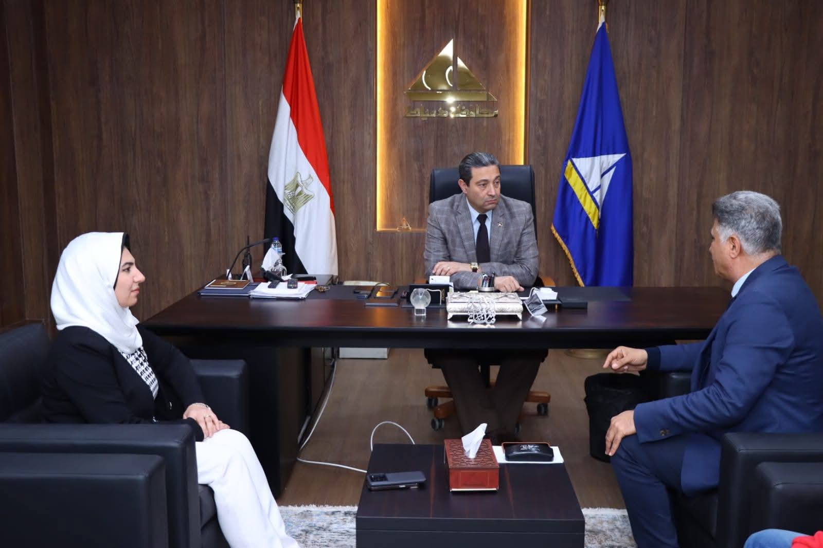 محافظ دمياط يلتقى مع ممثلى الهيئة القومية لمياه الشرب والصرف الصحي لمتابعة الموقف الخاص بعدد من المشروعات 