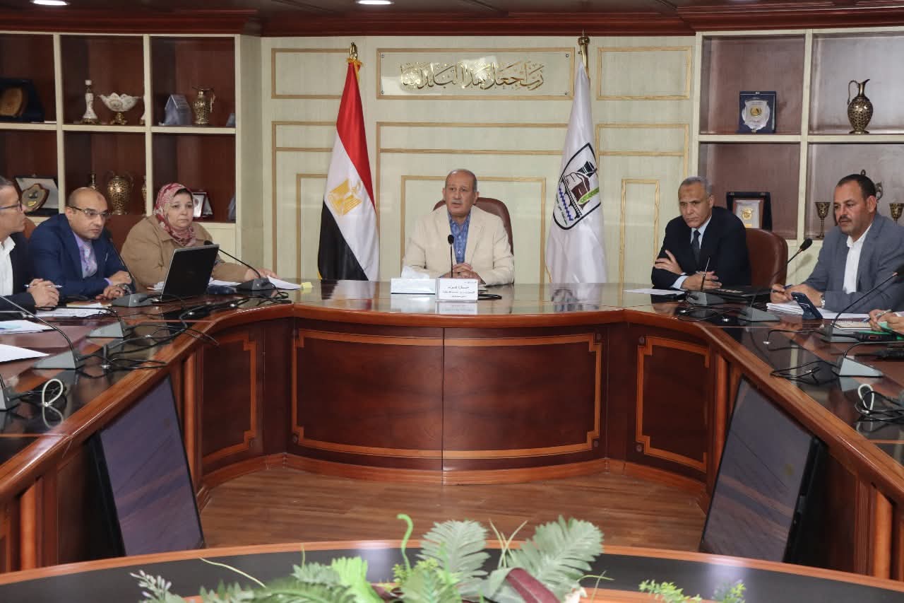 بتكليف من محافظ بني سويف السكرتير العام يعقد اجتماعا لمناقشة آلية وضع القيمة التقديرية لطرح منظومة جمع ونقل القمامة على مستوى المحافظة