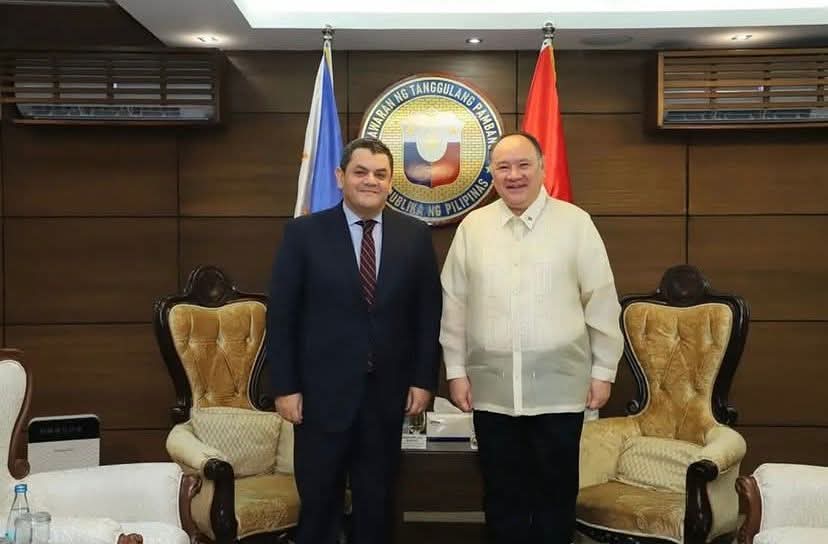 السفير المصري يلتقى مع وزير الدفاع في جمهورية الفلبين