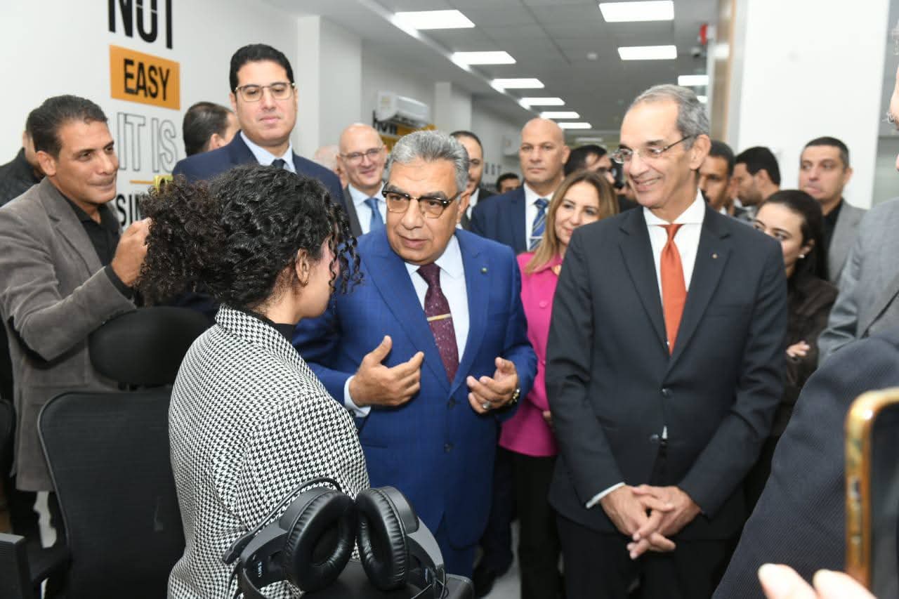 محافظ الدقهلية ووزير الاتصالات في زيارة تفقدية لشركة "قمم" للتكنولوجيا والاستشارات الرقمية بالمنصورة 