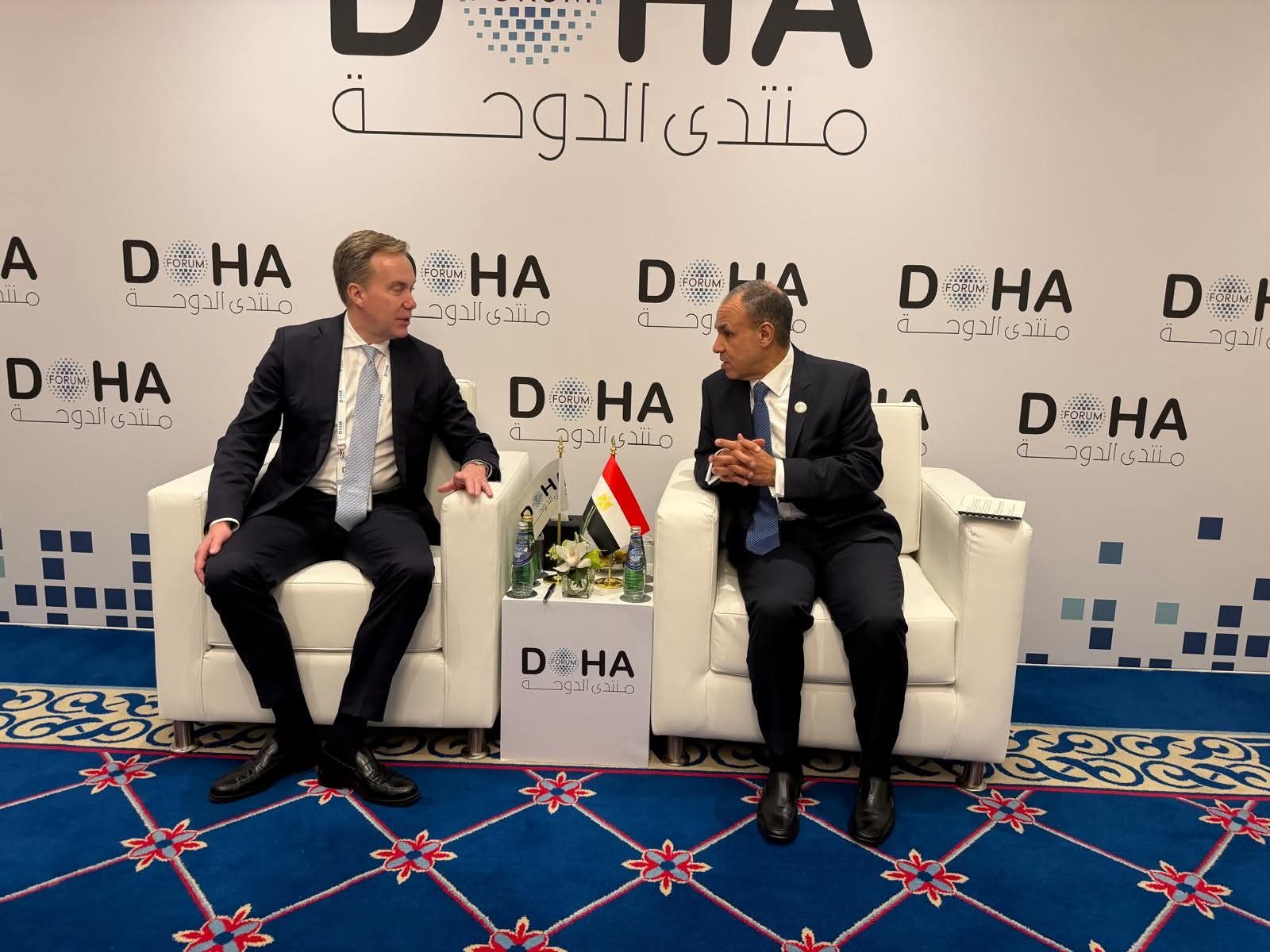 وزير الخارجية يلتقي مع رئيس المنتدى الاقتصادي العالمي