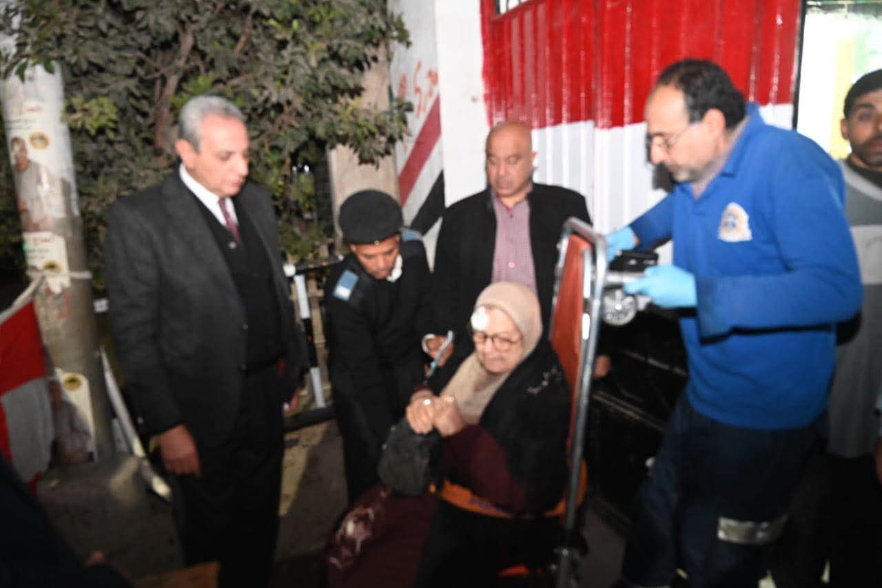 محافظ الغربية يتفاجأ بسيدة مسنّة تعثرت أثناء خروجها من اللجنة ويوقف جولته ويطلب سيارة الإسعاف فورًا ويظل بجوارها حتى وصولها