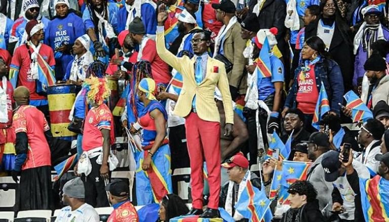 الاتحاد الجزائري يكرم مشجع الكونغو المعروف بالتمثال البشرى