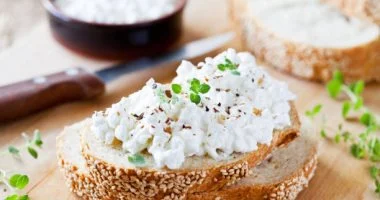 طريقة عمل الجبن القريش في المنزل بسهولة وبتكلفة منخفضة