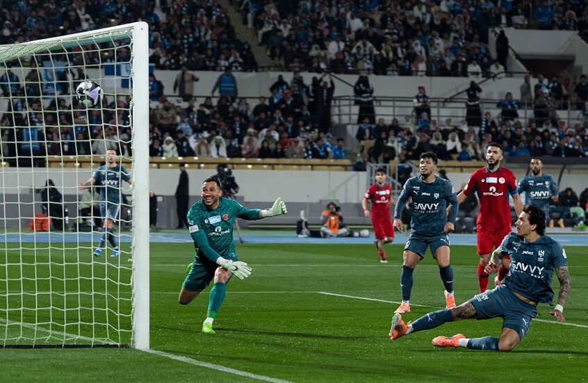 الهلال يفوز على مضيفه ضمك0-2 ويخطف الصدارة من النصر