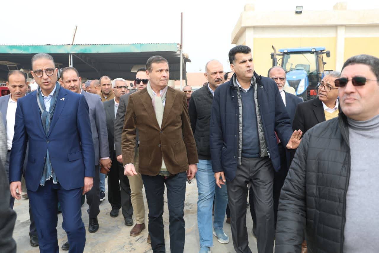 وزير الزراعة ومحافظ الفيوم يوزعان 15 "فراطة ذرة" على صغار المزارعين 