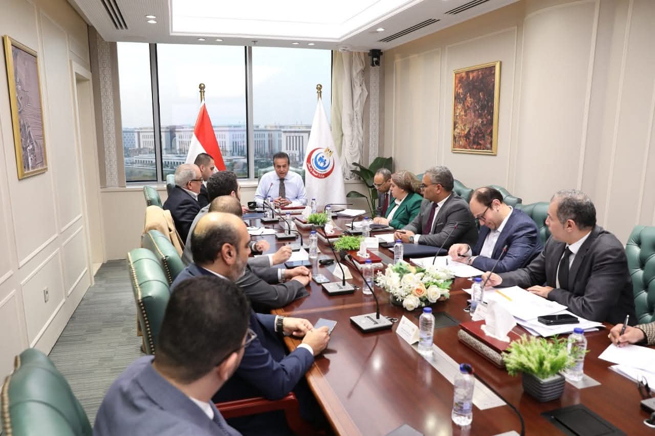 نائب رئيس مجلس الوزراء وزير الصحة يعقد اجتماعاً مع مجلس إدارة مستشفى جوستاف روسي لعلاج الأورام