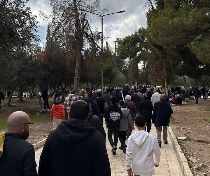 رغم الإجراءات الأمنية والطقس الشتوي: عشرات الآلاف يواصلون التوافد إلى الأقصى