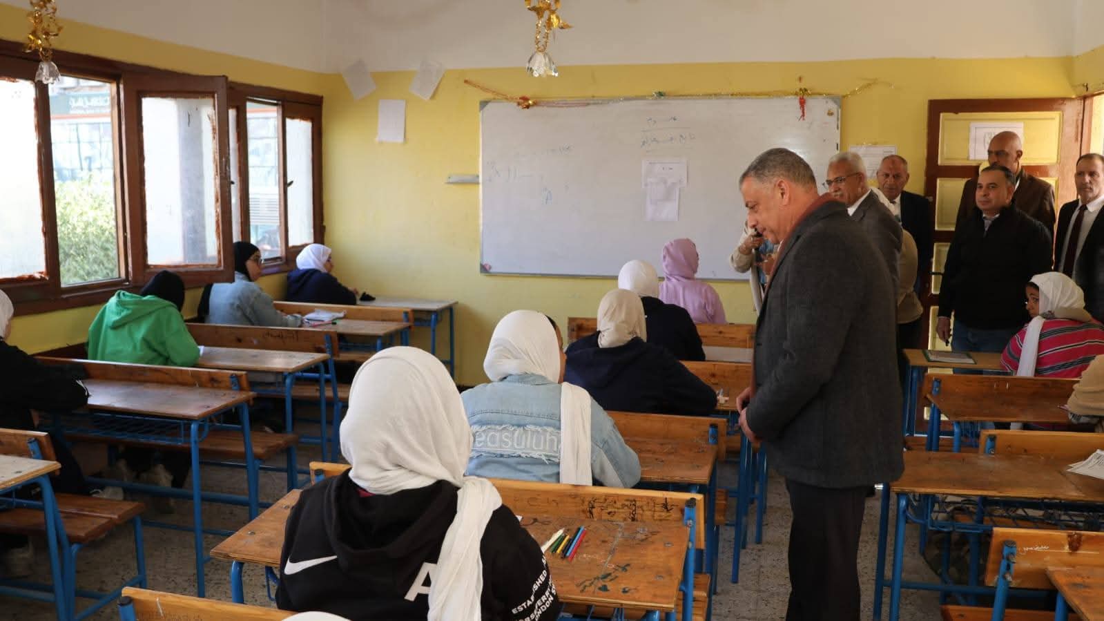 محافظ الإسماعيلية يتفقد لجان امتحانات الفصل الدراسي الأول للشهادة الإعدادية العامة للعام الدراسي ٢٠٢٥ - ٢٠٢٦