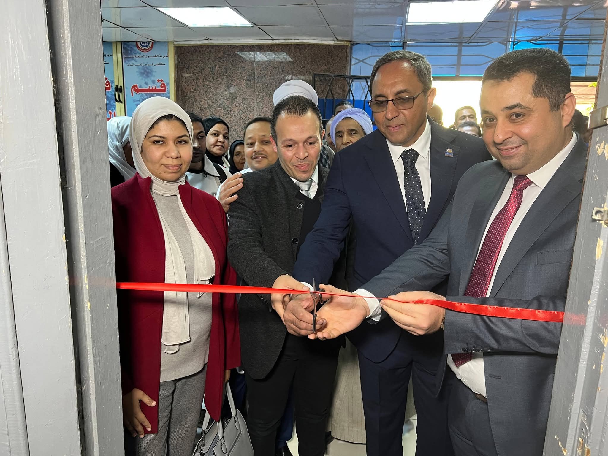 تيسيرًا على المرضى محافظ قنا يفتتح أول مكتب لخدمة عملاء التأمين الصحي بمستشفى قوص المركزي