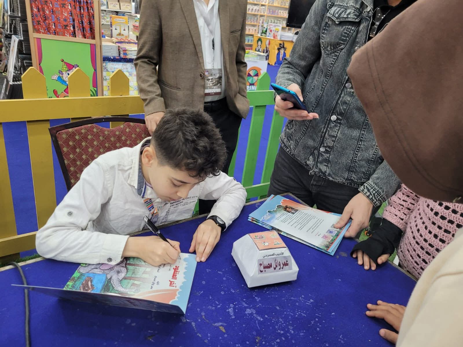 القومي لثقافة الطفل يقدم ورش فنية وهدايا وطباعة ومسابقات علمية وحفل توقيع مسرحية "آخر العنقود" ضمن برنامجه في جناح الطفل