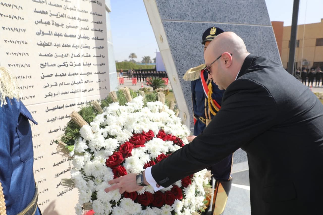 في الذكرى الــ 74 لعيد الشرطة  محافظ بني سويف يضع إكليل الزهور على النُصب التذكاري للُشهداء بمعسكر قوات الأمن بأبو سليم