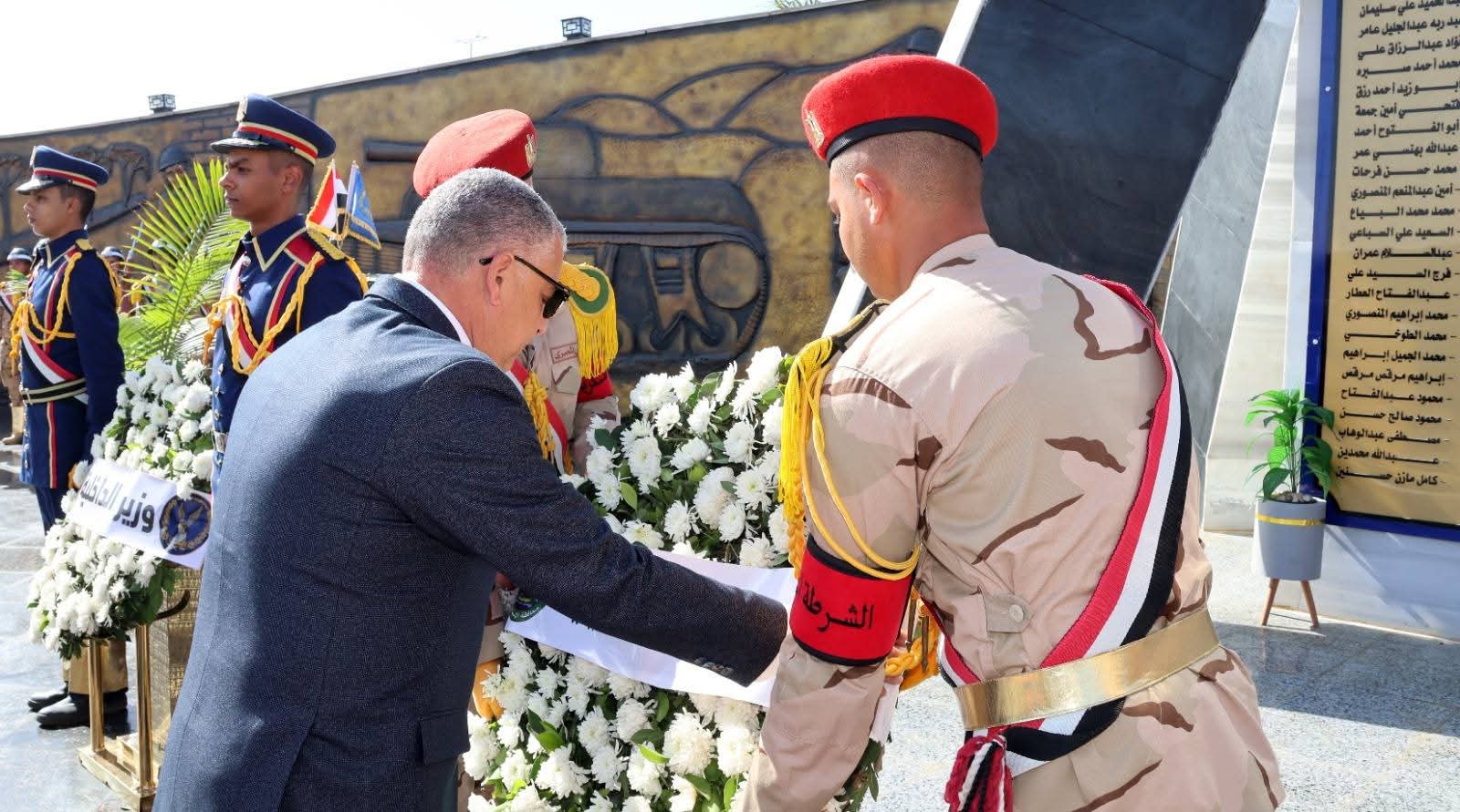 محافظ الإسماعيلية يقدم التهنئة لمدير أمن الإسماعيلية بمناسبة الاحتفال بالذكرى الـ ٧٤ لعيد الشرطة