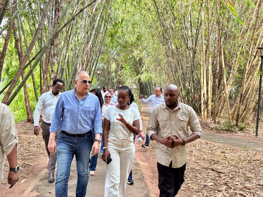 وزير الموارد المائية والري ووزيرة البيئة الرواندية يتفقدان محمية نيانديونغو بالعاصمة الرواندية كيجالي