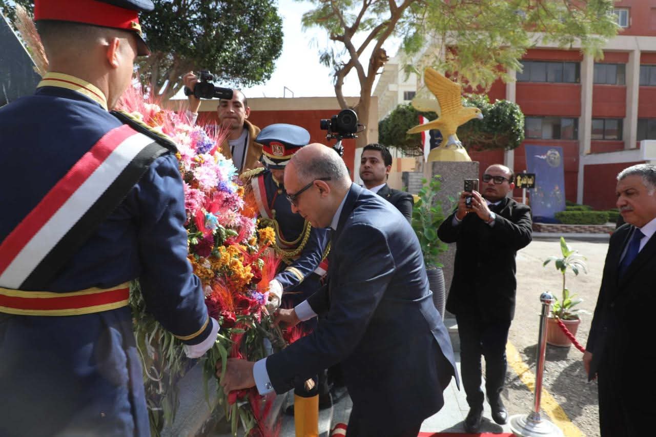 خلال زيارته مقر قوات الأمن محافظ المنيا يضع إكليلًا من الزهور على النصب التذكاري للشهداء في ذكرى عيد الشرطة الـ74