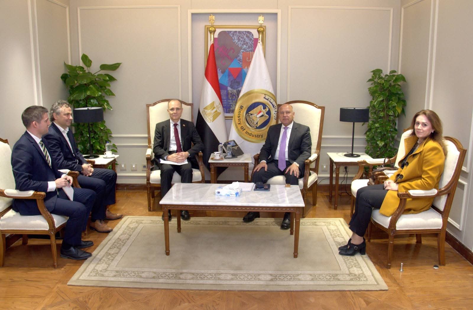 نائب رئيس مجلس الوزراء للتنمية الصناعية وزير الصناعة والنقل يبحث مع شركة سين كارز البلغارية خطة الشركة لتصنيع السيارات الكهربائية بالشراكة مع إحدى الشركات أو الكيانات الصناعية في مصر