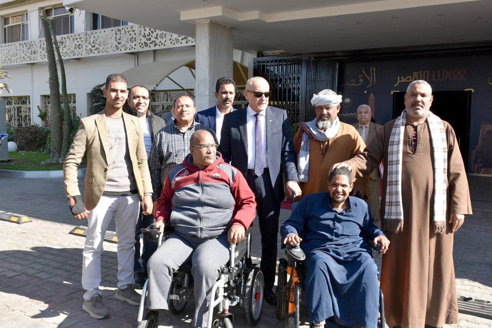 محافظ الأقصر يسلّم كرسيين كهربائيين متحركين لمواطنين من أرمنت ومدينة طيبة الجديدة