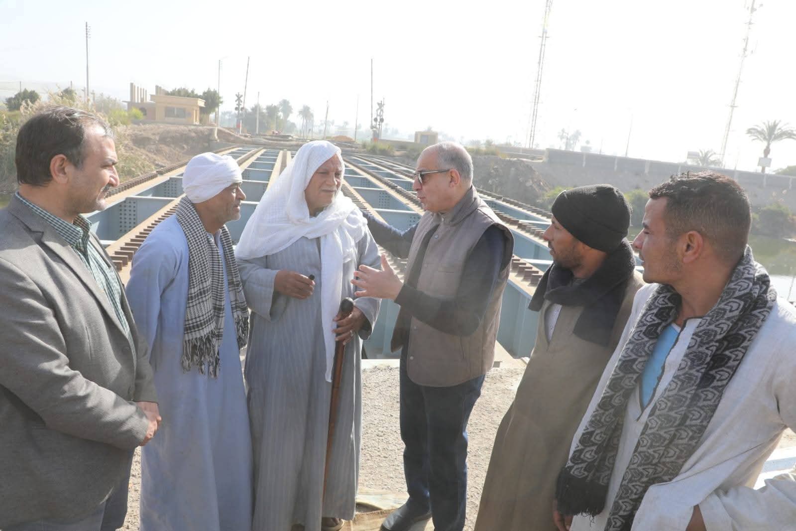 خلال تفقده الأعمال الإنشائية لكوبري عزب التل بديرمواس محافظ المنيا زيادة التكلفة إلى 70 مليون جنيه بعد التحويل للنظام المعدني