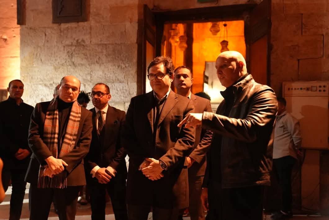 وزير الثقافة يفتتح معرض «مسار» للفنان خالد زكي بقبة السلطان الغوري