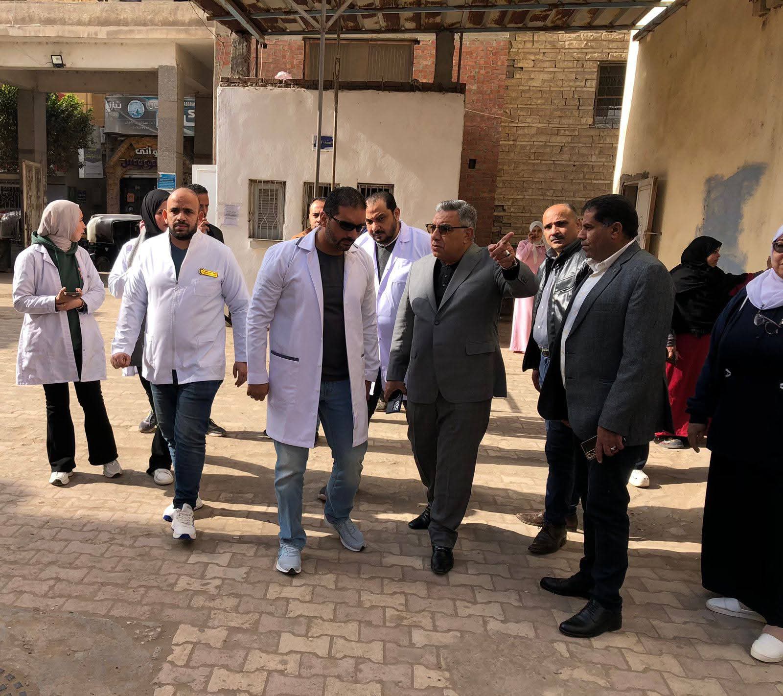 محافظ الدقهلية يتفقد مستشفى دكرنس العام خلال جولته الميدانية المفاجئة بمدينة دكرنس