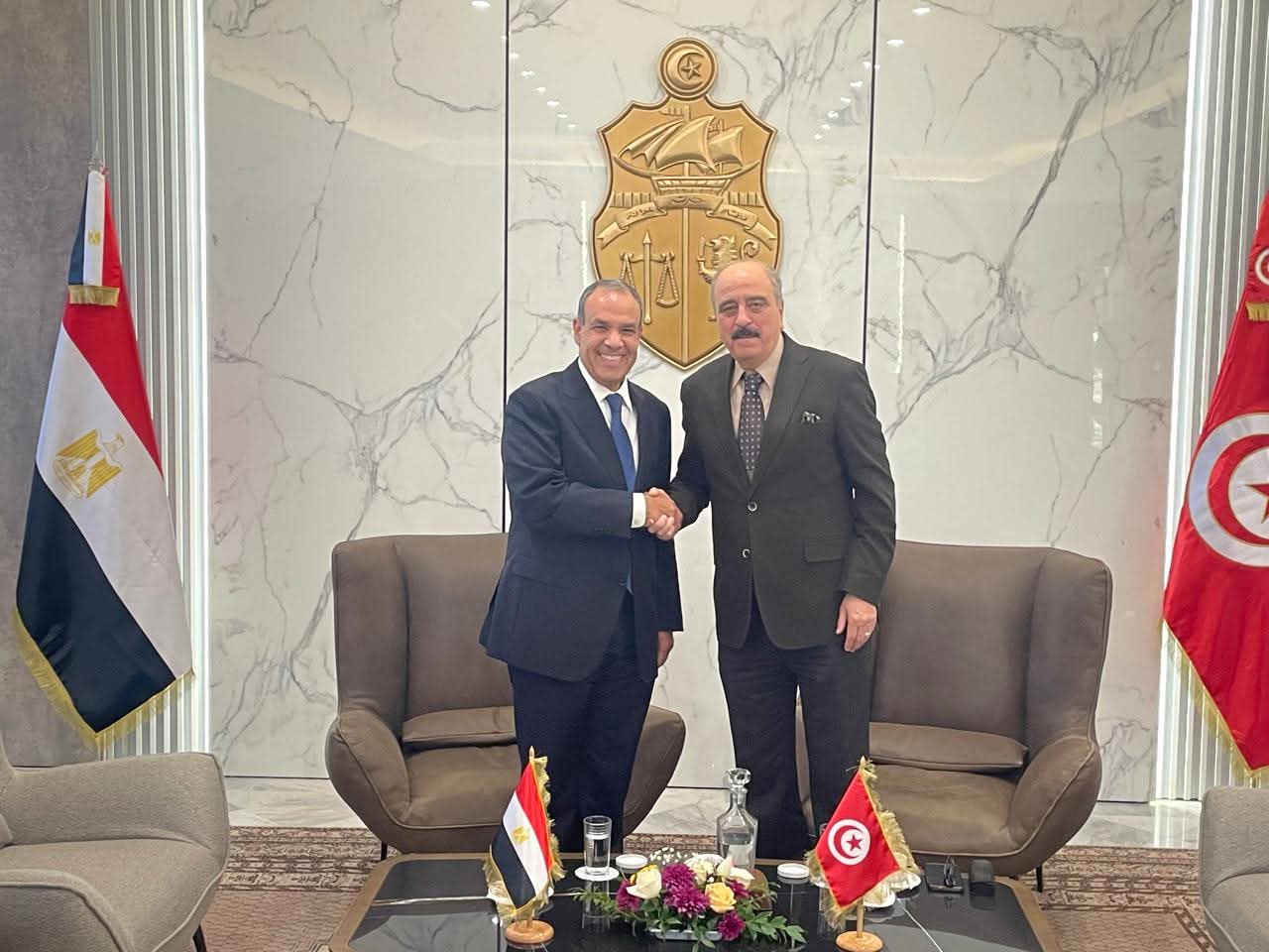 وزير الخارجية المصرية يصل إلى تونس