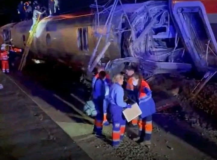 21 قتيلا وعشرات المصابين إثر خروج قطارين فائقي السرعة عن مسارهما في جنوب إسبانيا