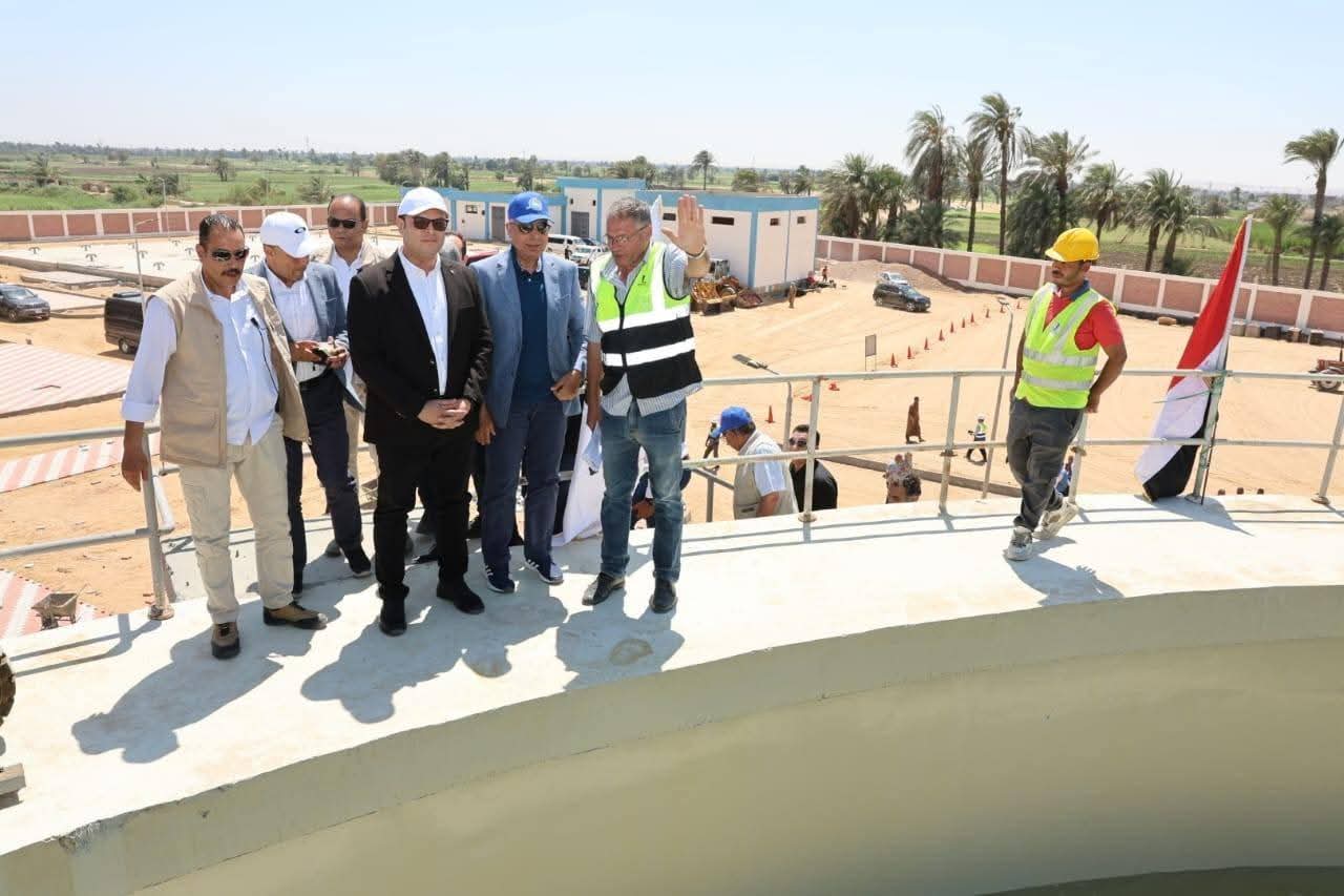 محافظ المنيا يستعرض تقريرًا شاملًا بإنجازات مشروعات مياه الشرب والصرف الصحي خلال عام 2025