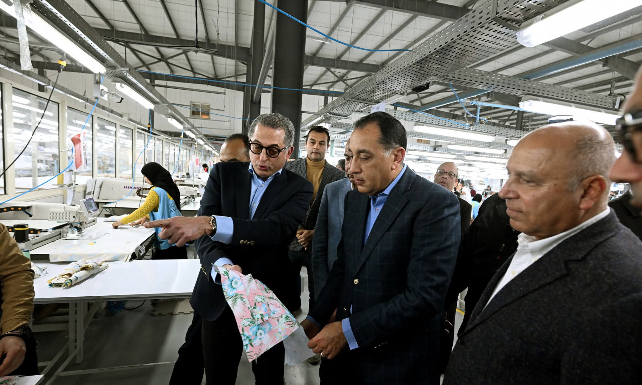رئيس الوزراء يتفقد مصنع "الجيزة للملابس الجاهزة"