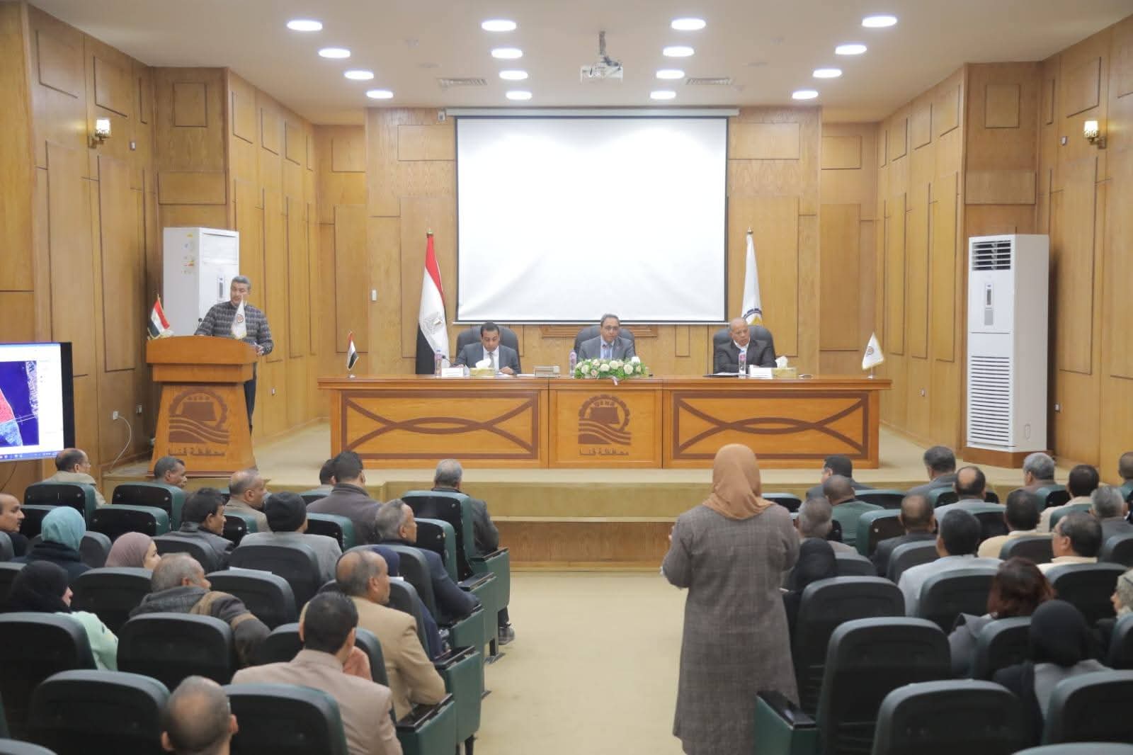 محافظ قنا يراجع تقسيم المناطق السكنية لتيسير إتاحتها للمواطنين