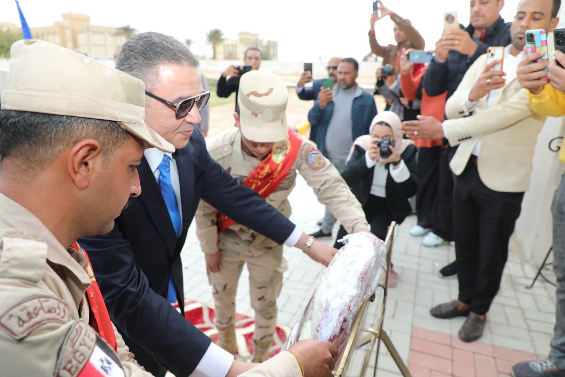 تخليدا لذكري شهداء معركة شدوان  محافظ البحر الأحمر يضع إكليلاً من الزهور علي النصب التذكاري بمقابر الشهداء بالغردقة