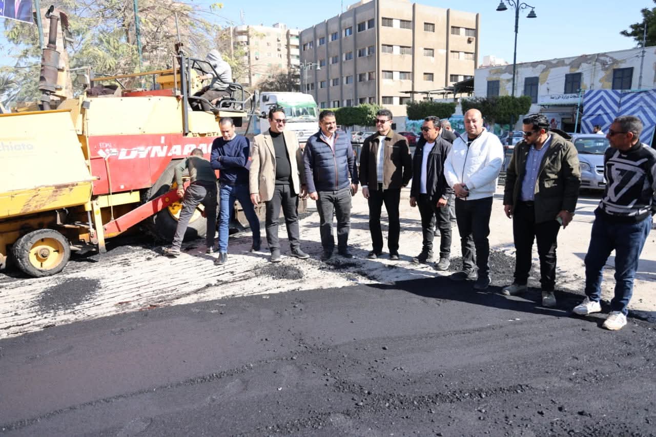 تنفيذاً لتوجيهات محافظ المنوفية  السكرتير العام والمساعد يتابعان أعمال الرصف بكوبري مبارك تمهيداً لدخوله الخدمة عقب الإنتهاء من تطويره 