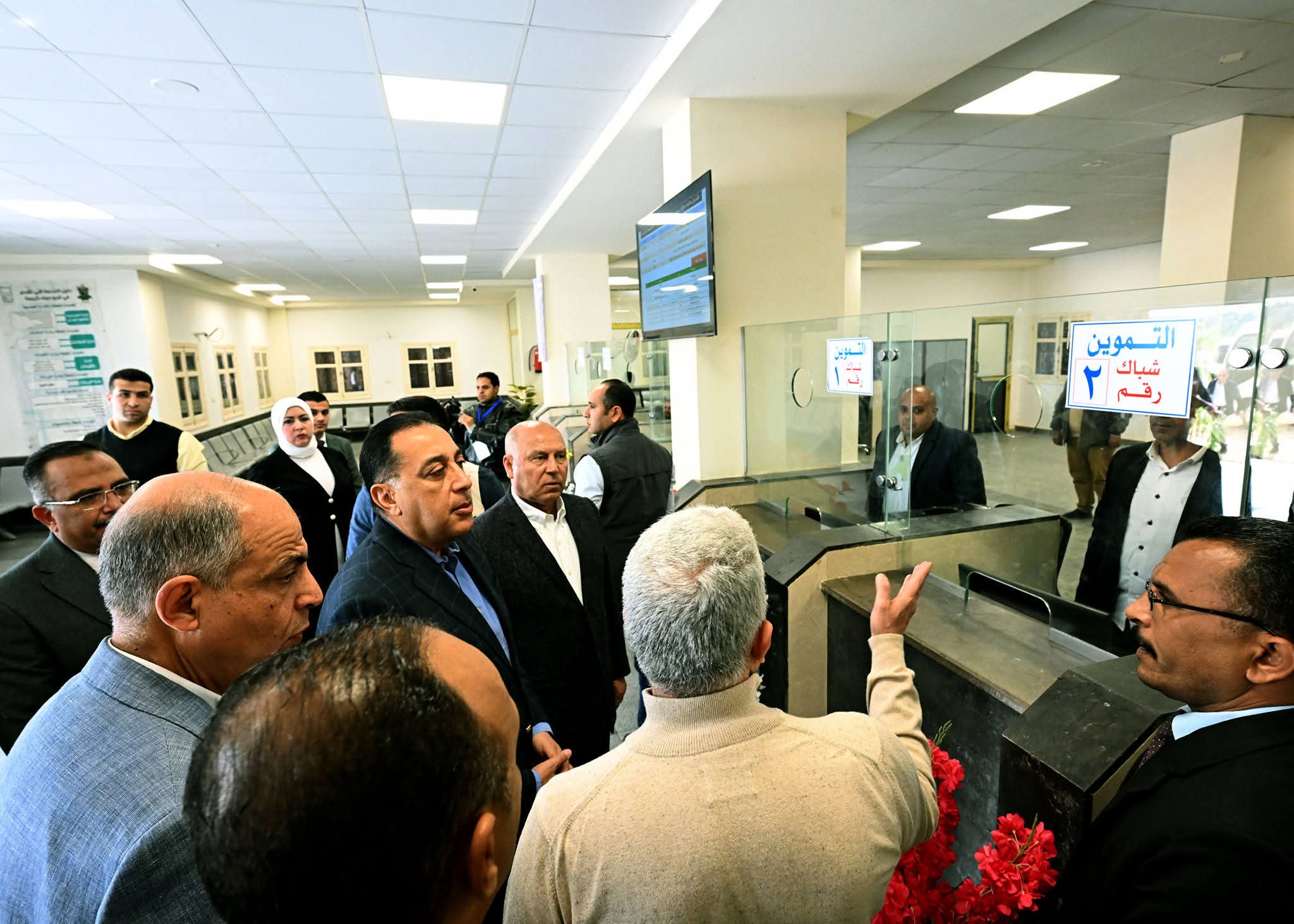 رئيس الوزراء يتفقد سير العمل والخدمات المقدمة للمواطنين بالمركز التكنولوجي بقرية "تونا الجبل" بمحافظة المنيا