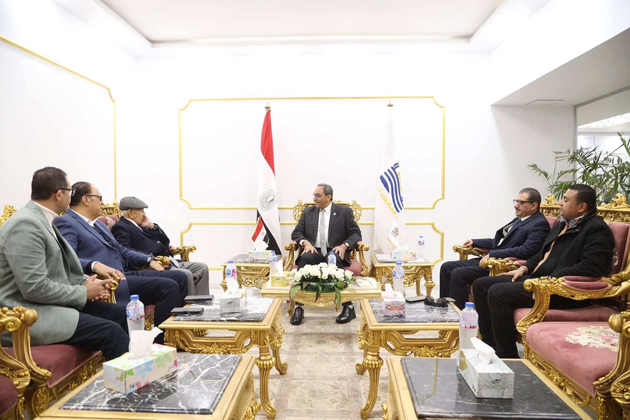 محافظ قنا يستقبل "شيخ الإذاعيين" فهمي عمر ويناقش دور الإعلام في بناء الوعي وصناعة الإيجابيات