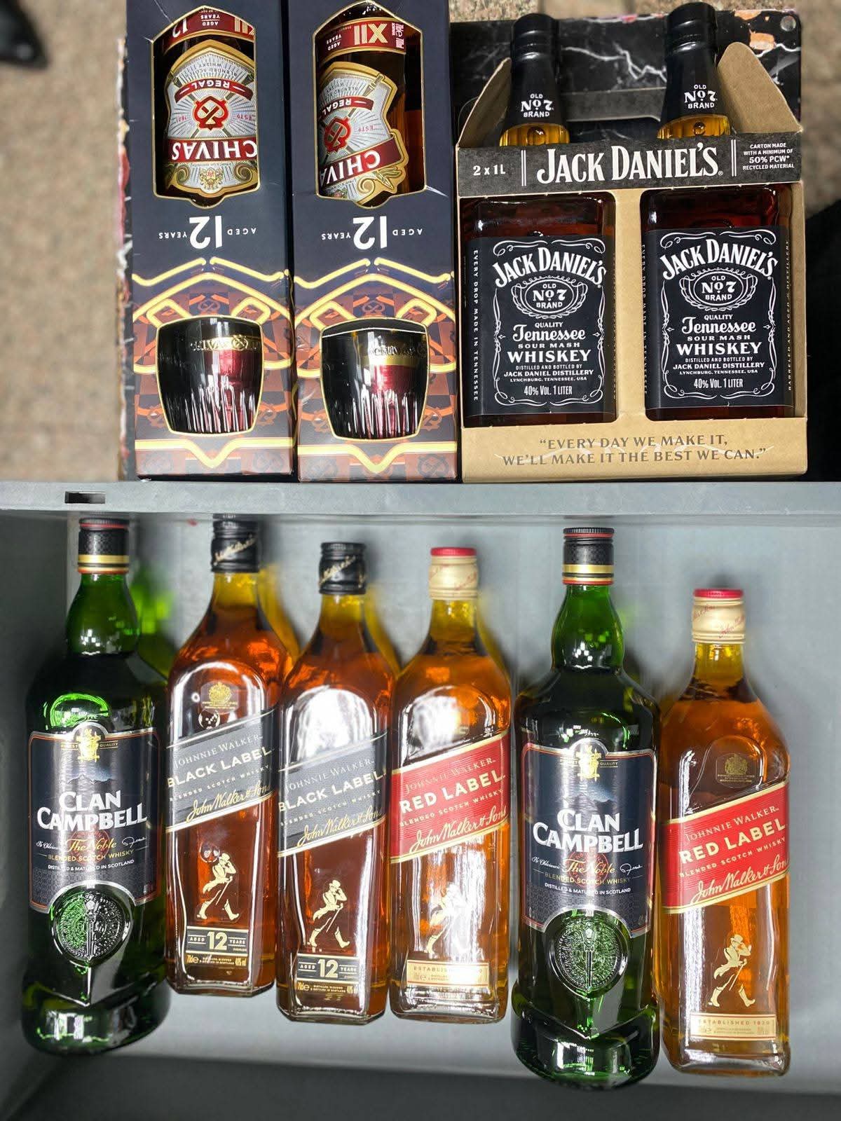 جمارك مطار الاقصر الدولى تضبط محاولة تهريب عدد من زجاجات المشروبات الكحولية (الخمور)