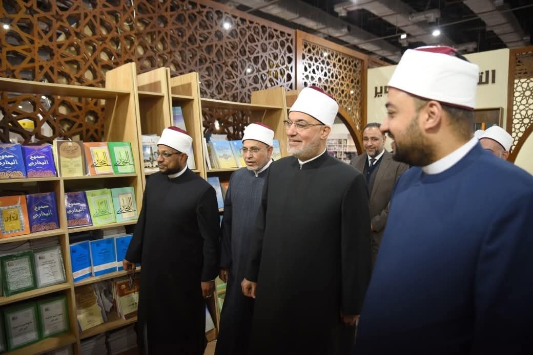 مفتي الجمهورية ورئيس جامعة الأزهر وأمين عام مجمع البحوث الإسلامية يزورون جناح المجلس الأعلى للشئون الإسلامية بمعرض القاهرة الدولي للكتاب ويشيدون بإصداراته