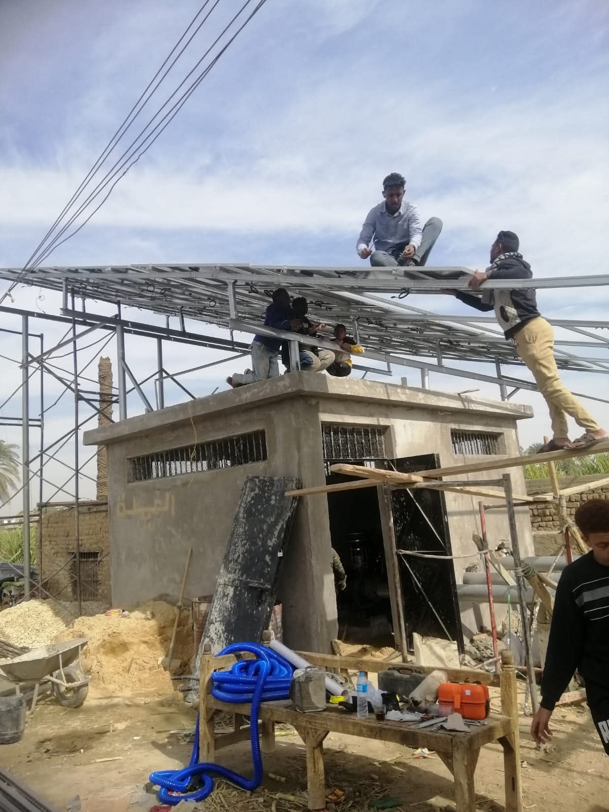 محافظ قنا: تطوير 3 محطات للري الحقلي تخدم قرابة 160 فدانًا بنظام الطاقة الشمسية 