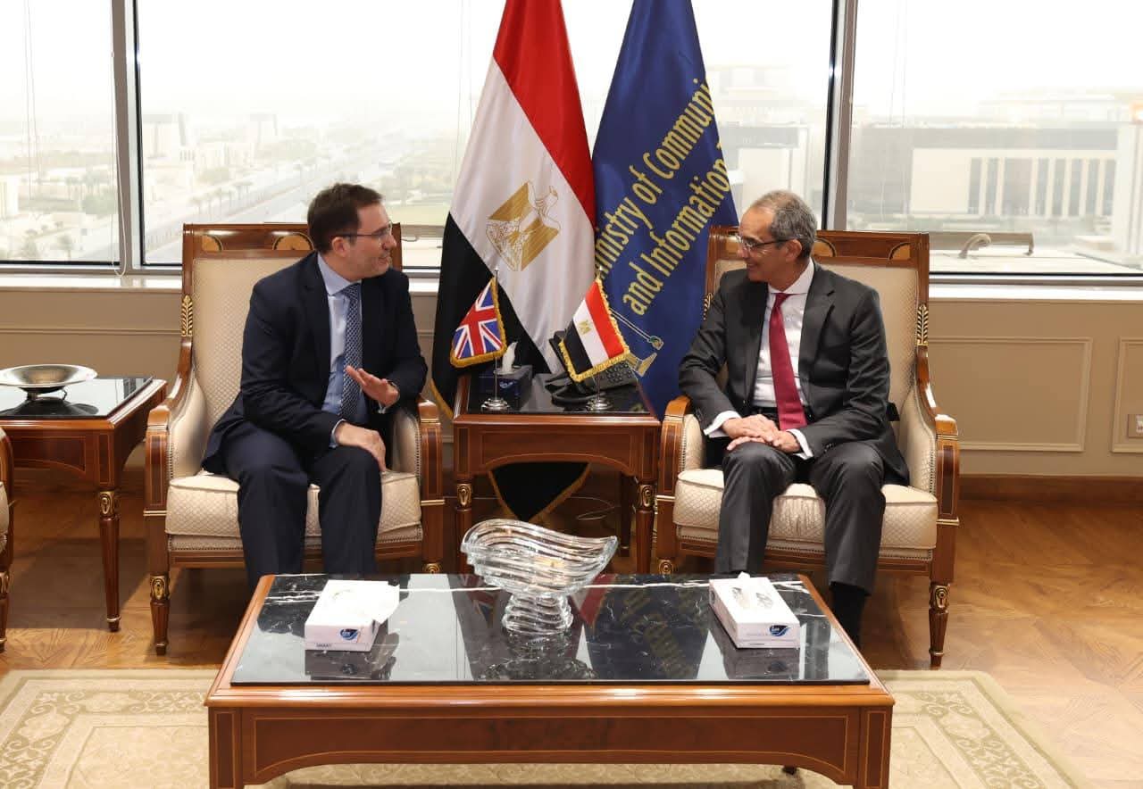 الدكتور عمرو طلعت وزير الاتصالات وتكنولوجيا المعلومات يبحث مع سفير المملكة المتحدة بالقاهرة سبل تعزيز الاستثمارات البريطانية في مجالات التعهيد وتكنولوجيا المعلومات في مصر
