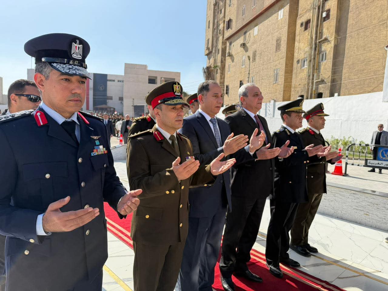 احتفالا بعيد الشرطة ال74 محافظ الغربية ومساعد أول وزير الداخلية لمنطقة وسط الدلتا ومدير امن الغربية يضعون إكليل الزهور على النصب التذكاري تكريماً لذكرى الشهداء الأبرار