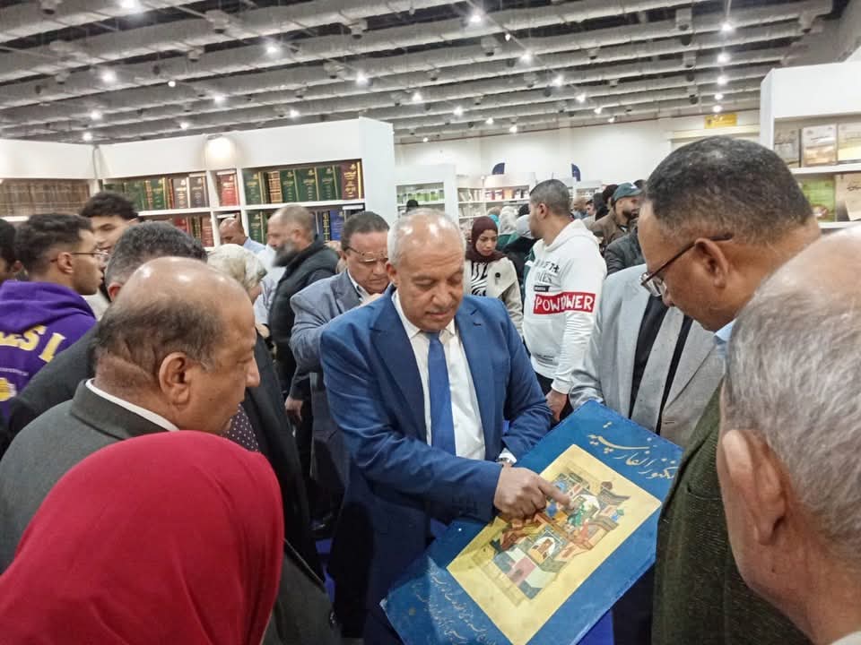 قيادات أكاديمية بجامعة القاهرة يزورون جناح دار الكتب والوثائق بمعرض الكتاب