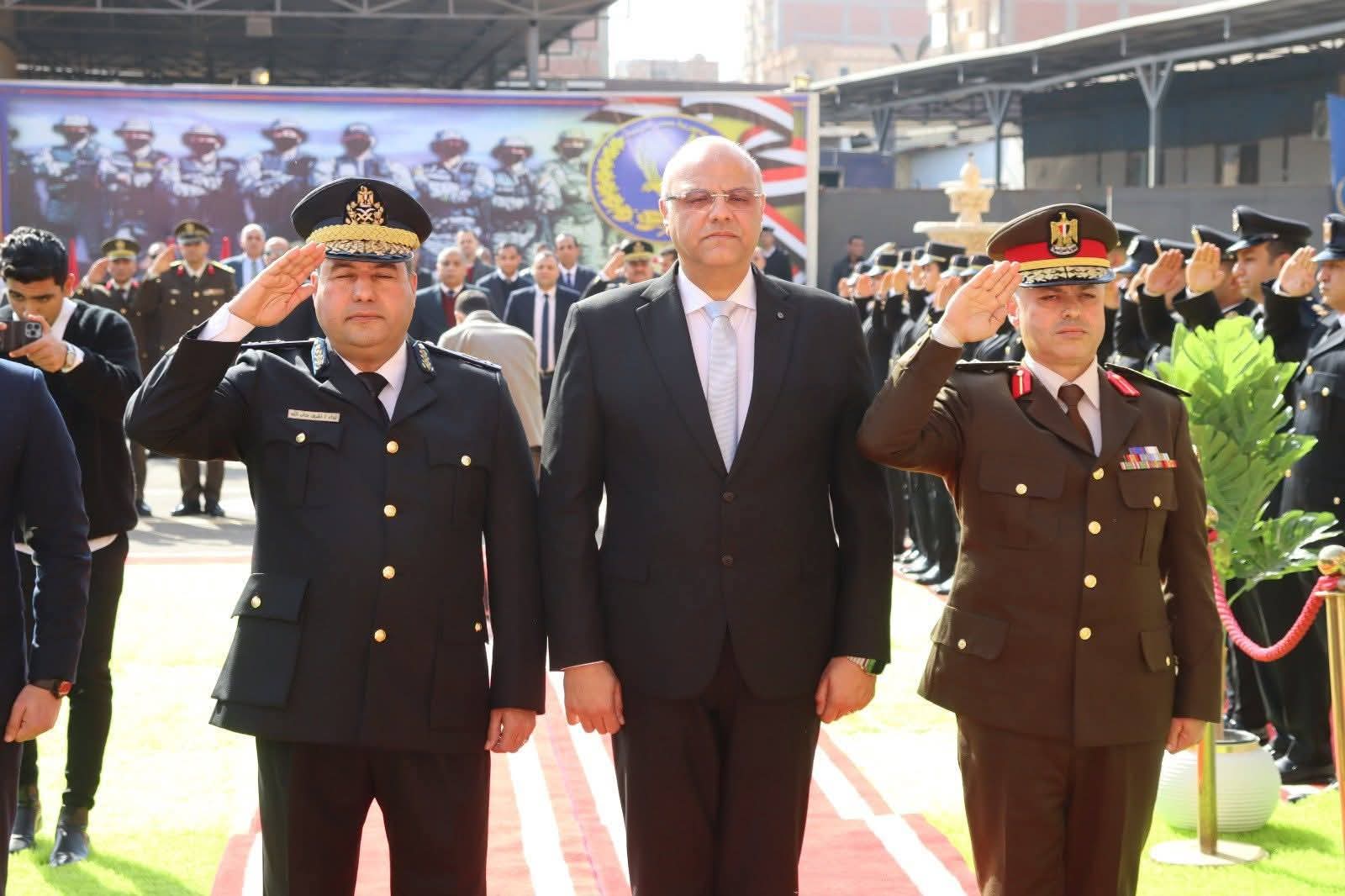 محافظ القليوبية يضع إكليلاً من الزهور على النصب التذكاري بمبنى قوات الأمن بمناسبة عيد الشرطة الـ ٧٤ بحضور مدير أمن القليوبية ورئيس جامعة بنها
